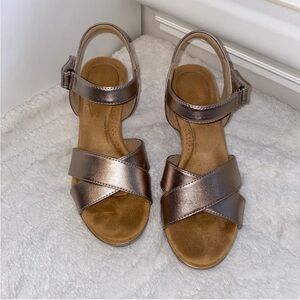 Clarks Ultimate Comfort Ankle Strap Criss Cross Wrap Toes Pewter Wedges Size 8.5